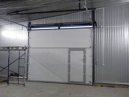 Подъемные ворота с калиткой для гаража в Кемеровской области
